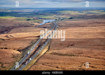 Eine Luftaufnahme der Autobahn M62 an ihrem höchsten Punkt in den Pennine Hills, West Yorkshire, Nordengland, Großbritannien Stockfoto