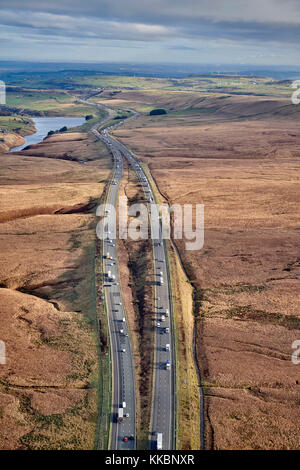 Eine Luftaufnahme der Autobahn M62 an ihrem höchsten Punkt in den Pennine Hills, West Yorkshire, Nordengland, Großbritannien Stockfoto