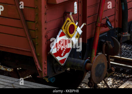 Alten Eisenbahnwaggon mit nicht zu unterzeichnen, auf die er verschoben werden. 2017. Stockfoto