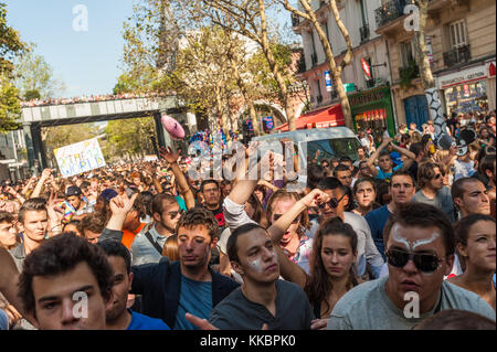 Menge junger Menschen jubeln während der Techno Parade in Paris Stockfoto