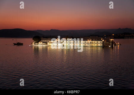 Das Taj Lake Palace Hotel in See Pichola, Udaipur, Rajasthan, Indien Stockfoto