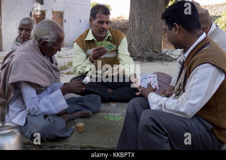 Männer spielen Karten in einem Dorfplatz, in der Nähe von Udaipur, Rajasthan, Indien Stockfoto