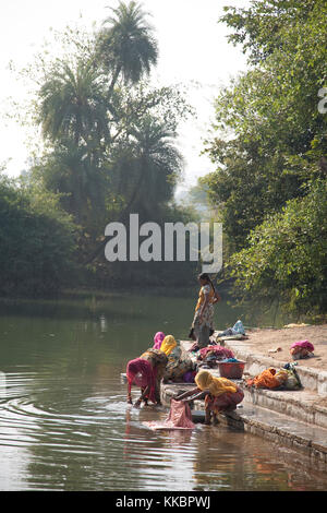 Frauen Wäsche am Fluss ghats am Bijaipur Dorf, Rajasthan, Indien Stockfoto