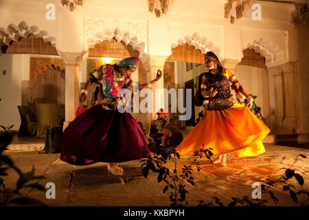 Rajastani Tänzer ein traditioneller Volkstanz mit live Musikern im Castle Bijaipur, Bijaipur, Rajasthan, Indien Stockfoto