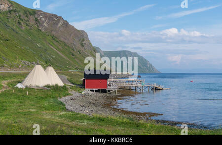 Der Fischer Hütten und Lavvu, die traditionelle Heimat der Sami, Nord Norwegen Stockfoto