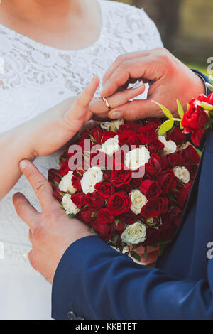 Trauringe und Hände von Braut und Bräutigam. Junge Hochzeitspaar beim Festakt. Ehe. Mann und Frau in der Liebe. Zwei glückliche Menschen feiern, Familie Stockfoto