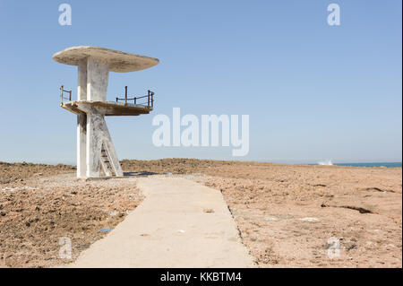 Alte Rettungsschwimmer Leiter verlassen Stockfoto