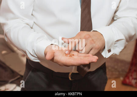 Mann nimmt den Hochzeit Ring Stockfoto