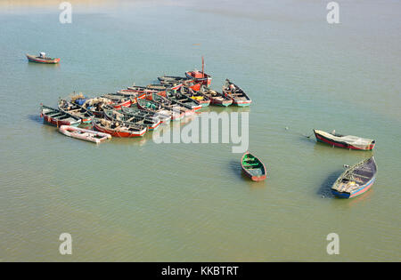 Kleine Boote von Fishermans im Meer Stockfoto