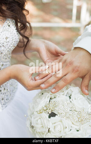 Der Bräutigam den Ring in die Hand der Braut. Foto closeup Stockfoto