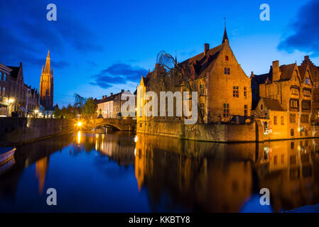 Brügge, Belgien - April 17, 2017: Blick vom rozenhoedkaai der Altstadt von Brügge in der Dämmerung, Belgien Stockfoto