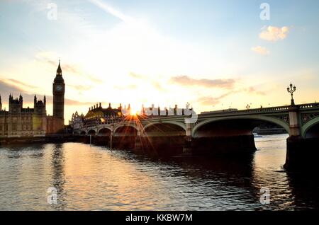 Fotos von London meist rund um die Themse und Westminster mit dem London Eye und die Houses of Parliament in Aussicht über die Landschaft. Stockfoto