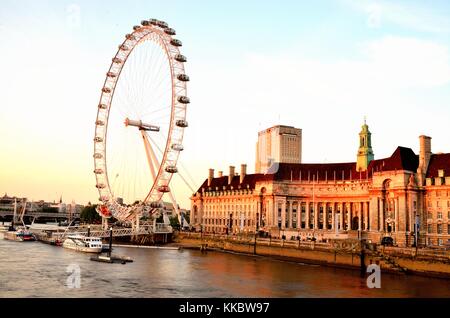 Fotos von London meist rund um die Themse und Westminster mit dem London Eye und die Houses of Parliament in Aussicht über die Landschaft. Stockfoto