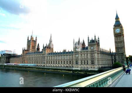 Fotos von London meist rund um die Themse und Westminster mit dem London Eye und die Houses of Parliament in Aussicht über die Landschaft. Stockfoto