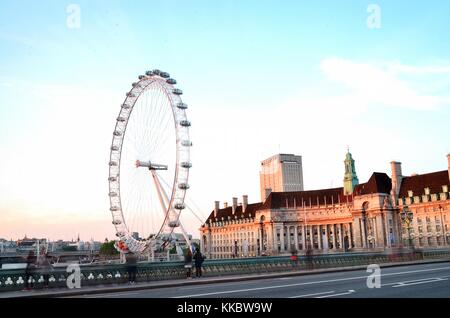 Fotos von London meist rund um die Themse und Westminster mit dem London Eye und die Houses of Parliament in Aussicht über die Landschaft. Stockfoto