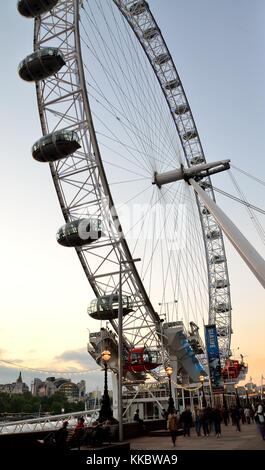 Fotos von London meist rund um die Themse und Westminster mit dem London Eye und die Houses of Parliament in Aussicht über die Landschaft. Stockfoto