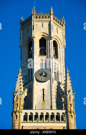 Detail der Belfort van Brügge in der Grote Markt im Zentrum der Stadt in Brügge, Belgien. Mittelalterliche Stein crockets und kreuzblumen Linie der Glockenturm. Stockfoto