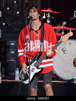 WEST PALM BEACH, FL - 5. AUGUST: Tyson Ritter von All American Rejects tritt am 5. August 2016 im Perfect Vodka Amphitheater in West Palm Beach Florida auf. Leute: Tyson Ritter Stockfoto