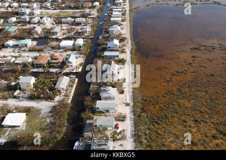 Luftaufnahme von beschädigten Wohnungen, trübes Wasser und überflutete Straßen in der Nachmahd des Hurrikans irma September 12, 2017 in Homestead, Florida. (Foto von Glenn Fawcett über planetpix) Stockfoto