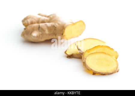 In Scheiben geschnittene Ingwer Wurzel auf weißem Hintergrund. Stockfoto