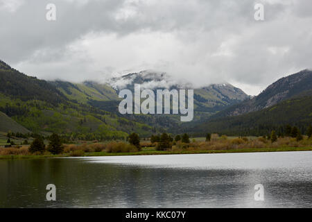 Berglandschaft mit See im Tal auf bewölkten Tag Stockfoto