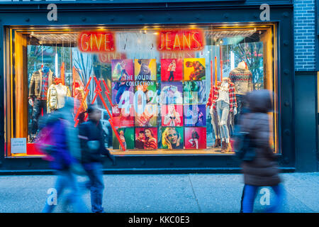 Käufer pass American Eagle Outfitters in Herald Square in New York am Thanksgiving Tag, Donnerstag, 23. November 2017. Viele Geschäfte am Thanksgiving Tag geöffnet frühe Käufer in einem Einkaufszentrum Stimmung zu fangen. (© Richard b. Levine) Stockfoto