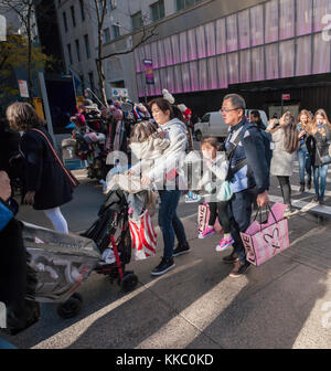 Shopper mit geheimen Käufe Ihrer Victoria in Midtown in New York am Sonntag, 26. November 2017 über die schwarze Freitag Wochenende während der weihnachtseinkaufssaison. (© Richard b. Levine) Stockfoto