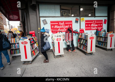 Käufer durchsuchen Sie die Strähne Buchhandlung in New York auf der Suche nach Schnäppchen am Samstag, 25. November 2017 über die schwarze Freitag Wochenende während der Weihnachtseinkaufssaison. (© Richard B. Levine) Stockfoto