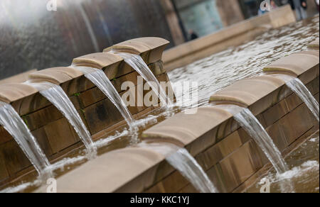 Wasserfall und Brunnen außerhalb Sheffield station in garbe Square, Sheffield, South Yorkshire, UK - August 2013 Stockfoto