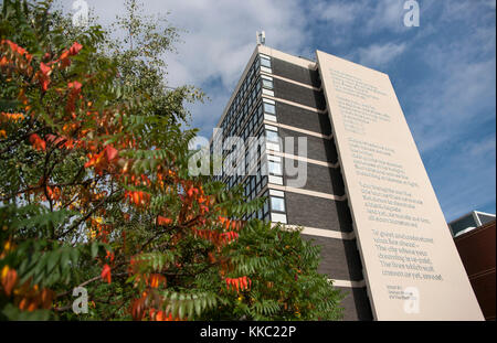 Gedicht des Poet Laureate Andrew Motion Was wäre wenn? Auf der Seite des Owen Building an der Sheffield Hallam University, Sheffield, Großbritannien - September 2013 Stockfoto