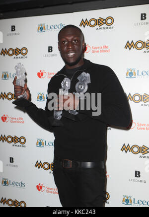 Stormzy mit seinem besten männlichen, Best Album und Best grime Star Awards in der 22 Mobo Awards statt an der Leeds Erste direkte Arena, Clay Pit Lane, Leeds. Stockfoto