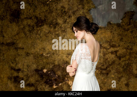 Hochzeit Mode Braut mit Blumenstrauß in den Händen. Portrait von Schönheit Braut im weißen Kleid. Stockfoto