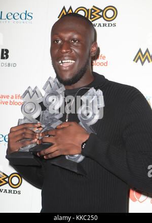 Stormzy mit seinem besten männlichen, Best Album und Best grime Star Awards in der 22 Mobo Awards statt an der Leeds Erste direkte Arena, Clay Pit Lane, Leeds. Stockfoto