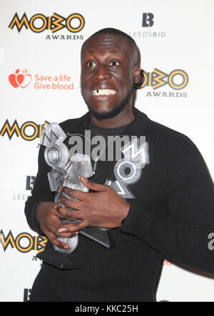 Stormzy mit seinem besten männlichen, Best Album und Best grime Star Awards in der 22 Mobo Awards statt an der Leeds Erste direkte Arena, Clay Pit Lane, Leeds. Stockfoto