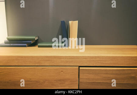 Casual platziert Bücher auf hölzernen Tisch Stockfoto