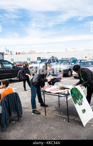 Brooklyn, New York, NY, USA - 23. April 2017: Essen und Farm Gerechtigkeit Gruppen, Schilder und Banner für das Klima der Menschen März in Washington, D.C. Stockfoto