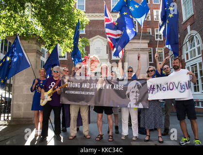 Anti Brexit Protest aus Konservativen Partei HQ, 4 Matthew Parker Street, London mit Nr. 10 Mahnwache Gruppe am 26. Mai 2017 organisiert Stockfoto