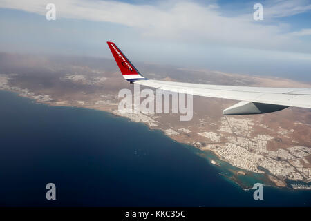 LANZAROTE, SPANIEN 11. Nov. 2017: Air Norwegian fliegt über die Hauptstadt Arrecife an der Ostküste der Kanarischen Insel. Stockfoto