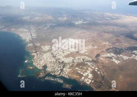 LANZAROTE, SPANIEN 11. Nov. 2017: eine Luftaufnahme von Arrecife, der Hauptstadt der Stadt an der Ostküste der Kanarischen Insel. Stockfoto