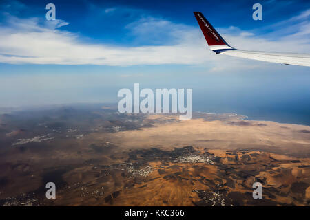 LANZAROTE, SPANIEN 11. Nov. 2017: Air Norwegian fliegt Vergangenheit der Stadt Tahiche an der Ostküste der Kanarischen Insel. Stockfoto