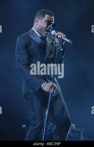 MIAMI, FL - NOVEMBER 29: Maxwell tritt am 29. November 2016 in der AmericanAirlines Arena in Miami Florida auf. Personen: Maxwell Stockfoto