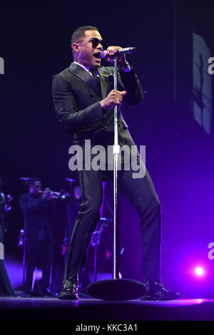 MIAMI, FL - NOVEMBER 29: Maxwell tritt am 29. November 2016 in der AmericanAirlines Arena in Miami Florida auf. Personen: Maxwell Stockfoto