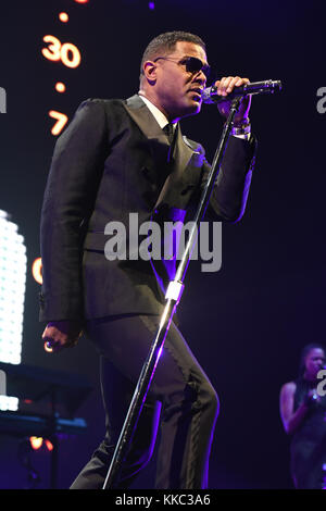 MIAMI, FL - NOVEMBER 29: Maxwell tritt am 29. November 2016 in der AmericanAirlines Arena in Miami Florida auf. Personen: Maxwell Stockfoto