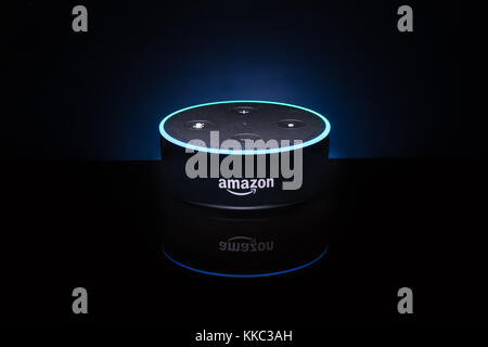 Ein Amazon ' Alexa ' Echo Dot Gerät Stockfoto