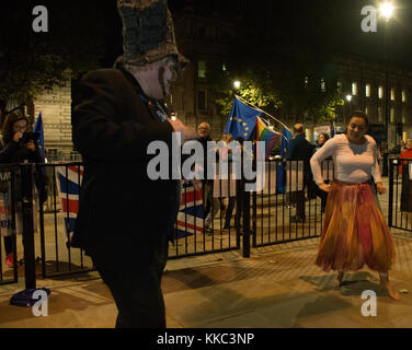 Feier der El Dia de los Muertos (Tag der Toten) zu Nr. 10 Mahnwache gegenüber der Downing Street - 1. November 2017. Stockfoto