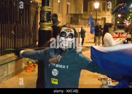 Feier der El Dia de los Muertos (Tag der Toten) zu Nr. 10 Mahnwache gegenüber der Downing Street - 1. November 2017. Stockfoto