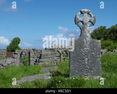 Irischer Friedhof mit keltischem Kreuz auf Inis Mor, Aran Islands, Irland Stockfoto