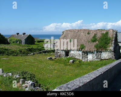 Reetdachhaus auf der Insel Inis Mór, Aran Islands, Irland Stockfoto