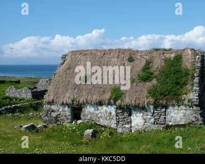 Reetdachhaus auf der Insel Inis Mór, Aran Islands, Irland Stockfoto