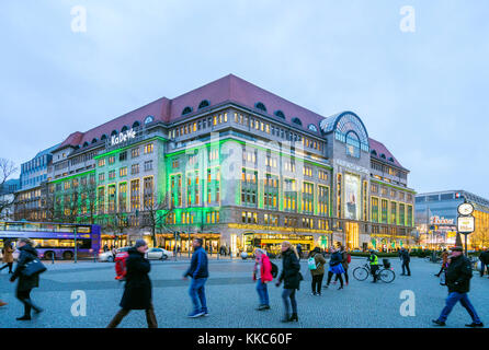 Blick auf die berühmten Kaufhaus KaDeWe Kaufhaus des Westens oder zu Weihnachten auf der berühmten Einkaufsstraße Tauenzienstrasse, in Berlin, Deutschland. Stockfoto